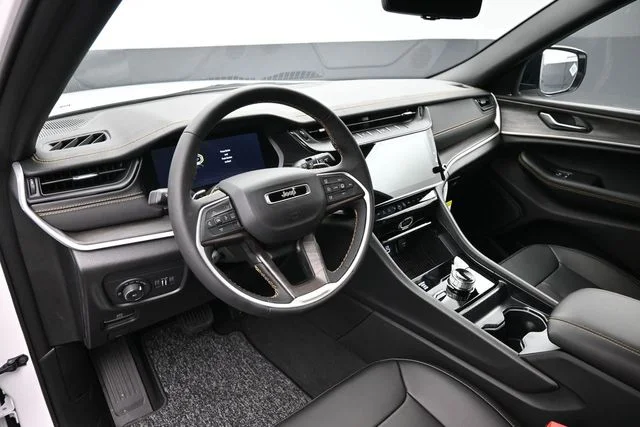 New 2026 Bright White Clear-Coat Exterior Paint Jeep  image 4