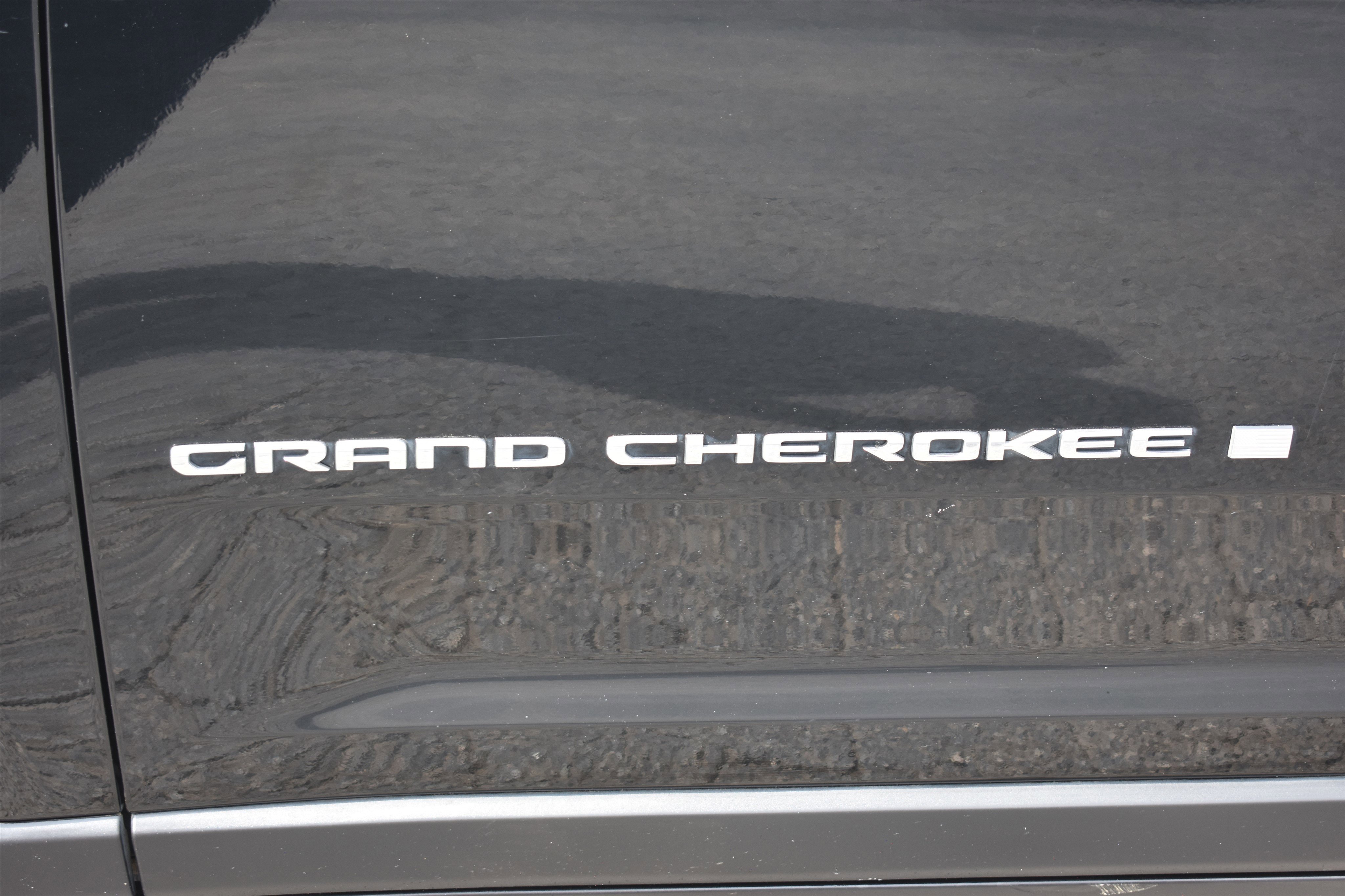 Used 2021 Diamond Black Crystal Pearlcoat Jeep Limited image 12