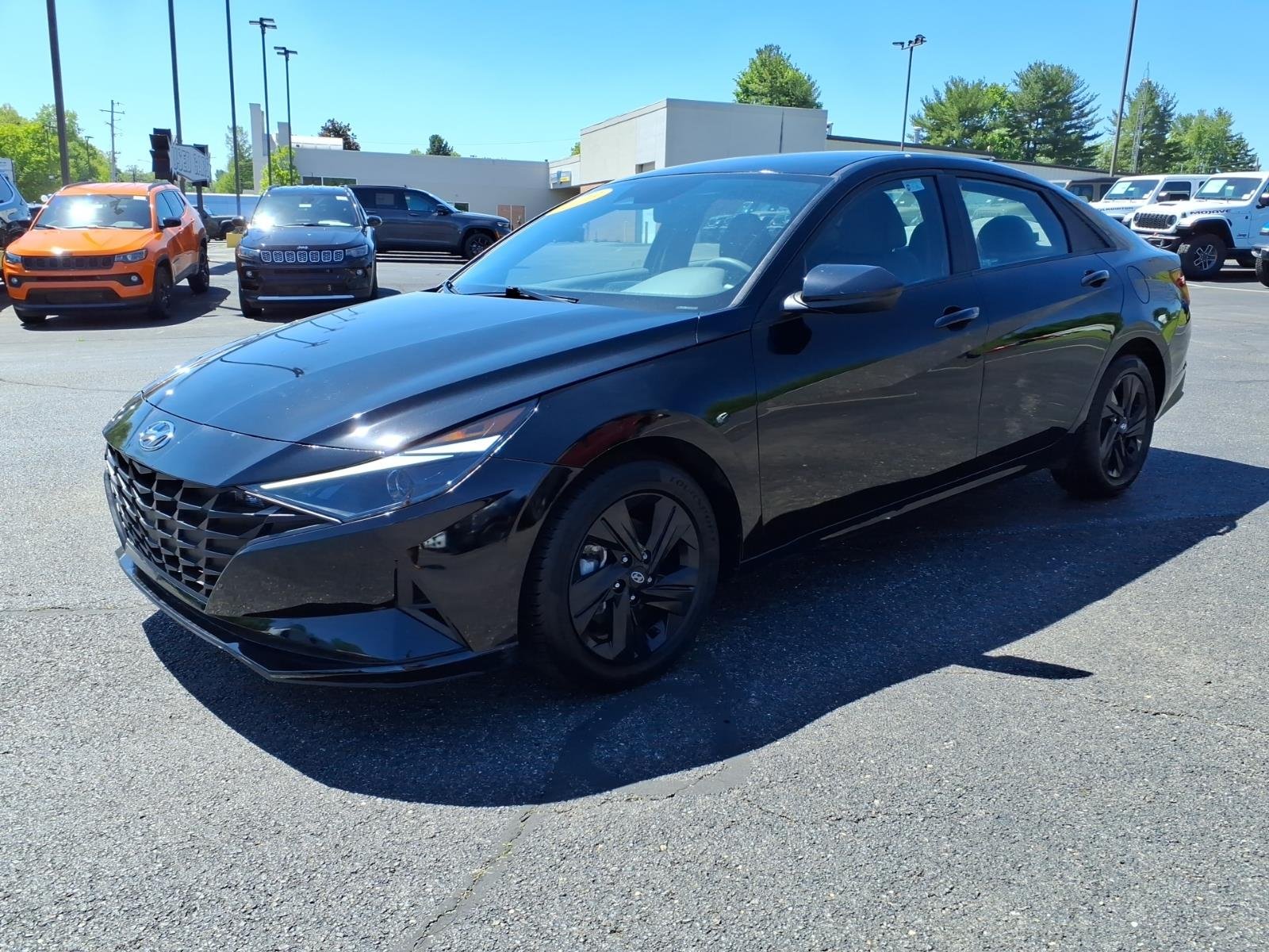 Used 2023 BLACK Hyundai SEL image 3