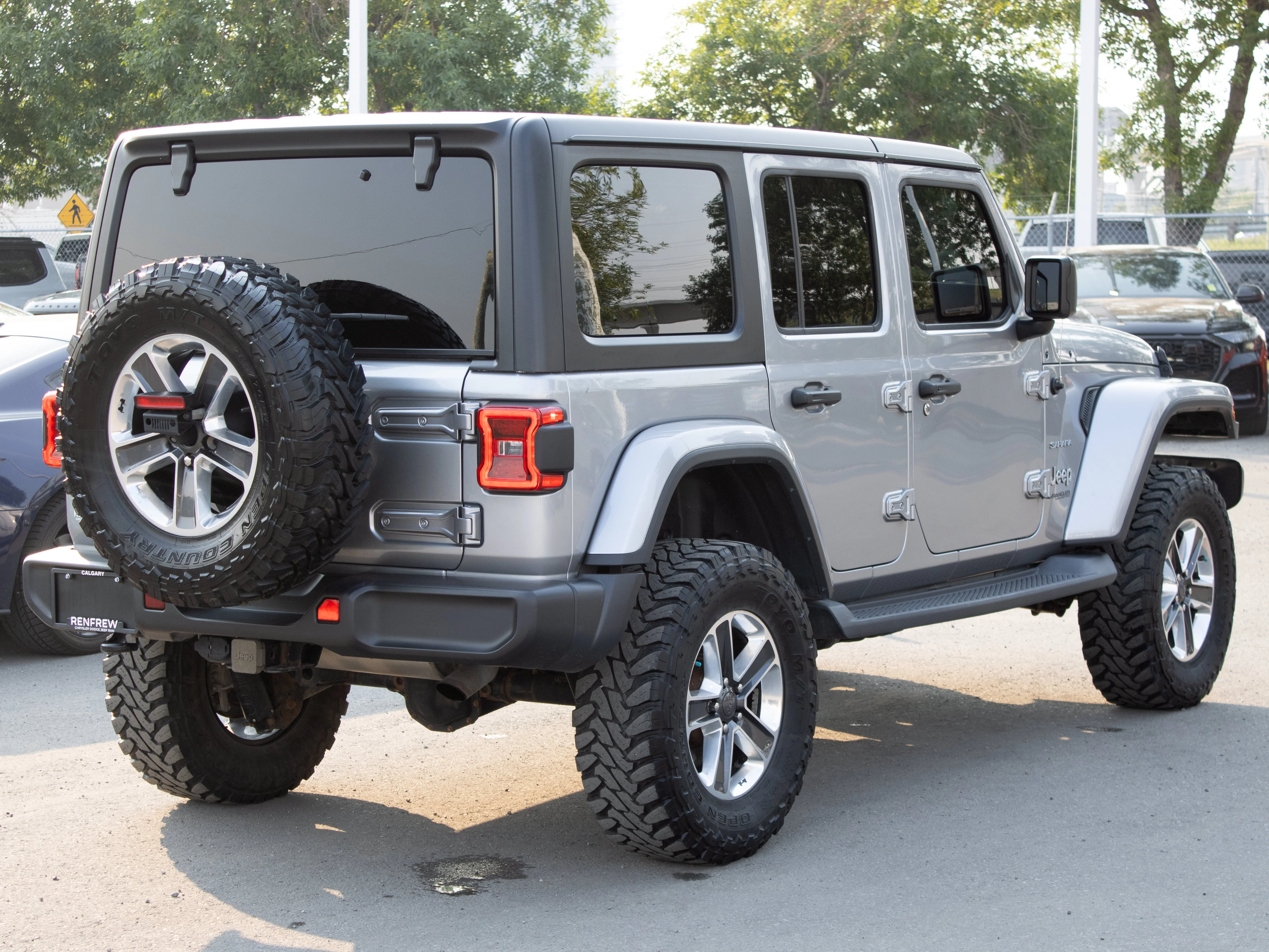 Used 2018 Grey Jeep Sahara* | Leather Seats | Heated Seats & Steering Wheel | 8.4 Navigation | Alpine Premium Audio | image 17