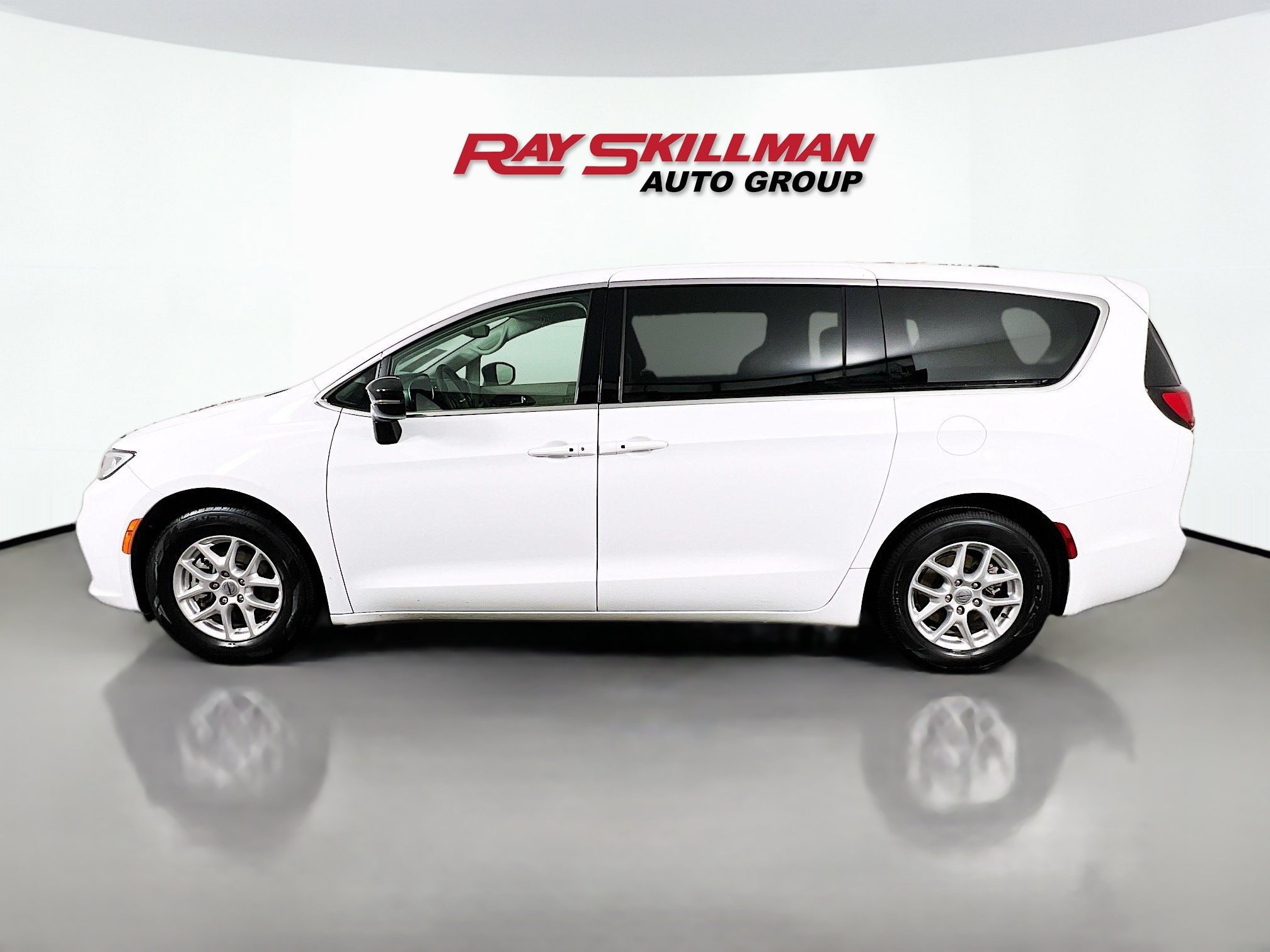 Used 2024 Bright White Clearcoat Chrysler TOURING L image 4