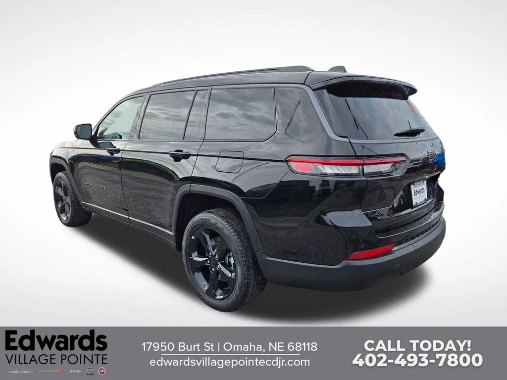 New 2026 Diamond Black Crystal Pearl-Coat Exterior Paint Jeep Limited image 5