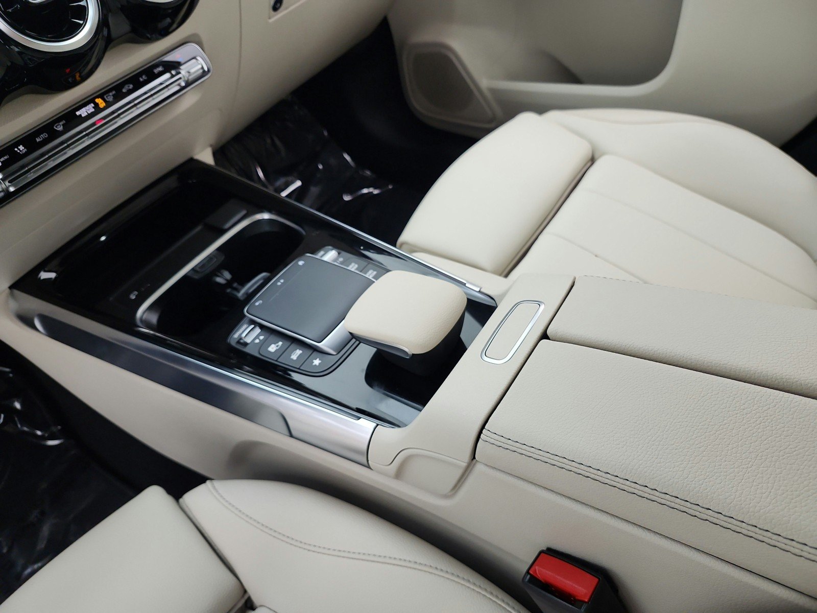 Used 2022 Polar White Mercedes-Benz GLB 250 SUV image 11