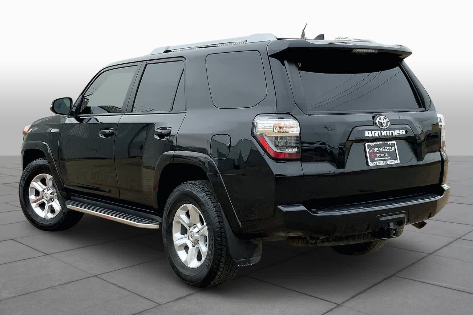 Used 2018 Midnight Black Metallic Toyota SR5 Premium image 10