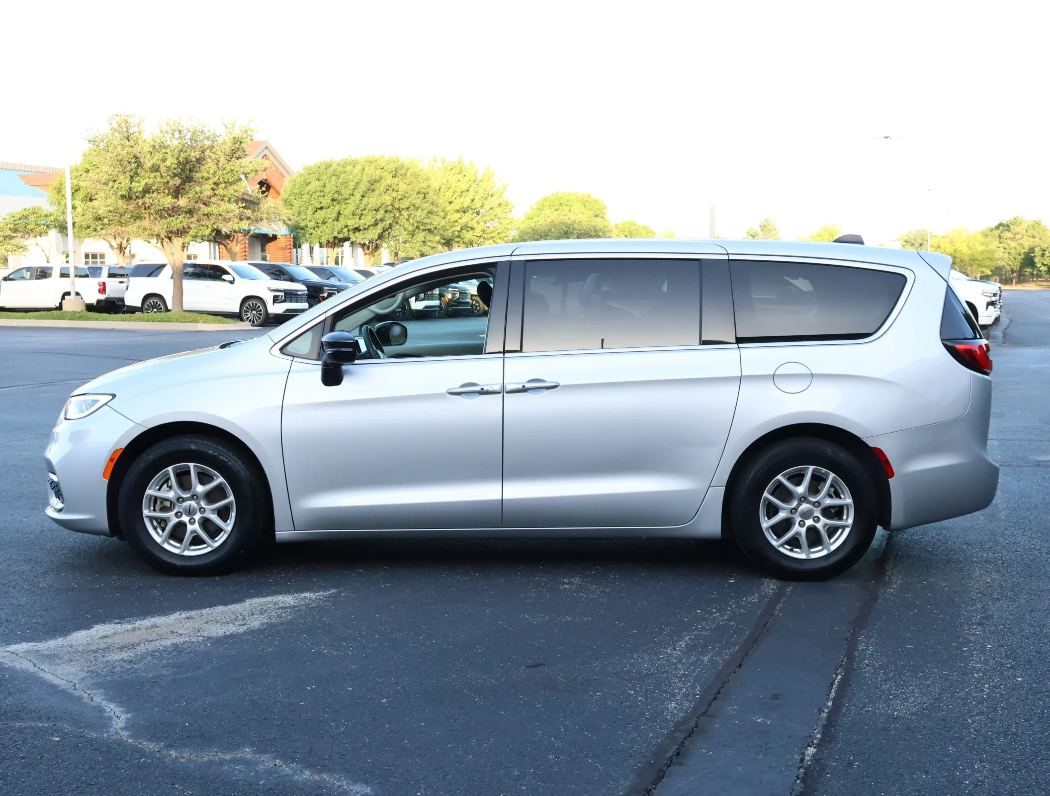 Used 2024 Silver Mist Cle Chrysler Touring L image 34