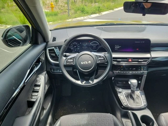 Used 2024 Green Kia S image 11