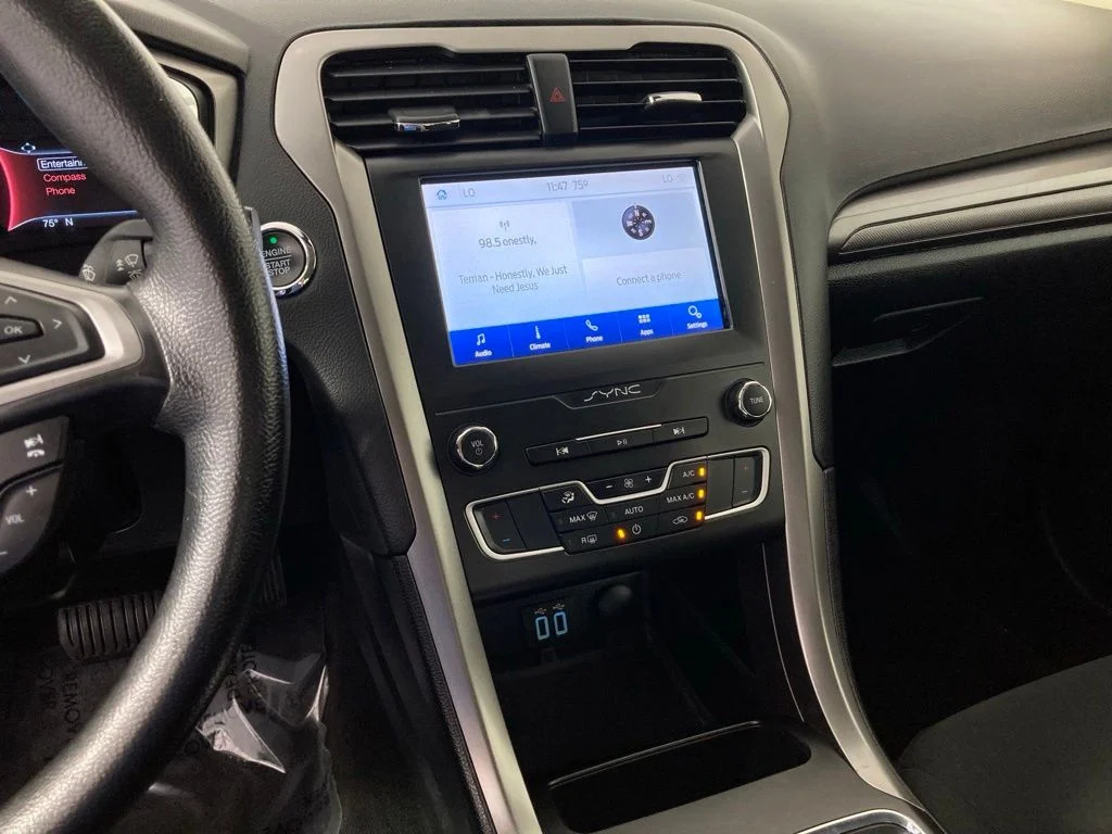 Used 2020 Silver Ford SE image 2