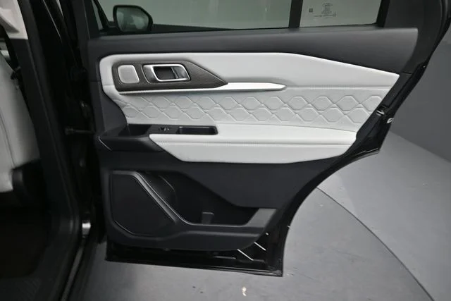 Used 2025 Black Metallic Ford Platinum image 30