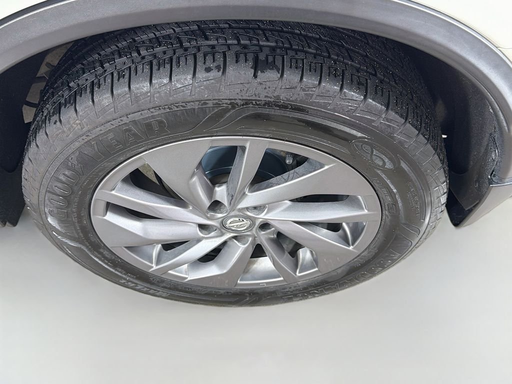 Used 2016 Pearl White Nissan SL image 33