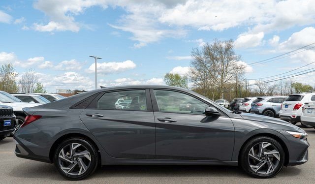 Used 2025 Gray Hyundai SEL Sport image 5