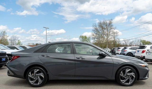 Used 2025 Gray Hyundai SEL Sport image 5