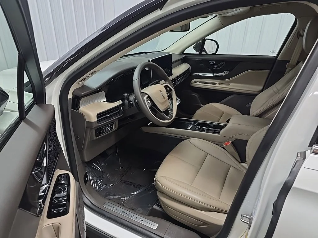 Used 2023 White Lincoln Standard image 30
