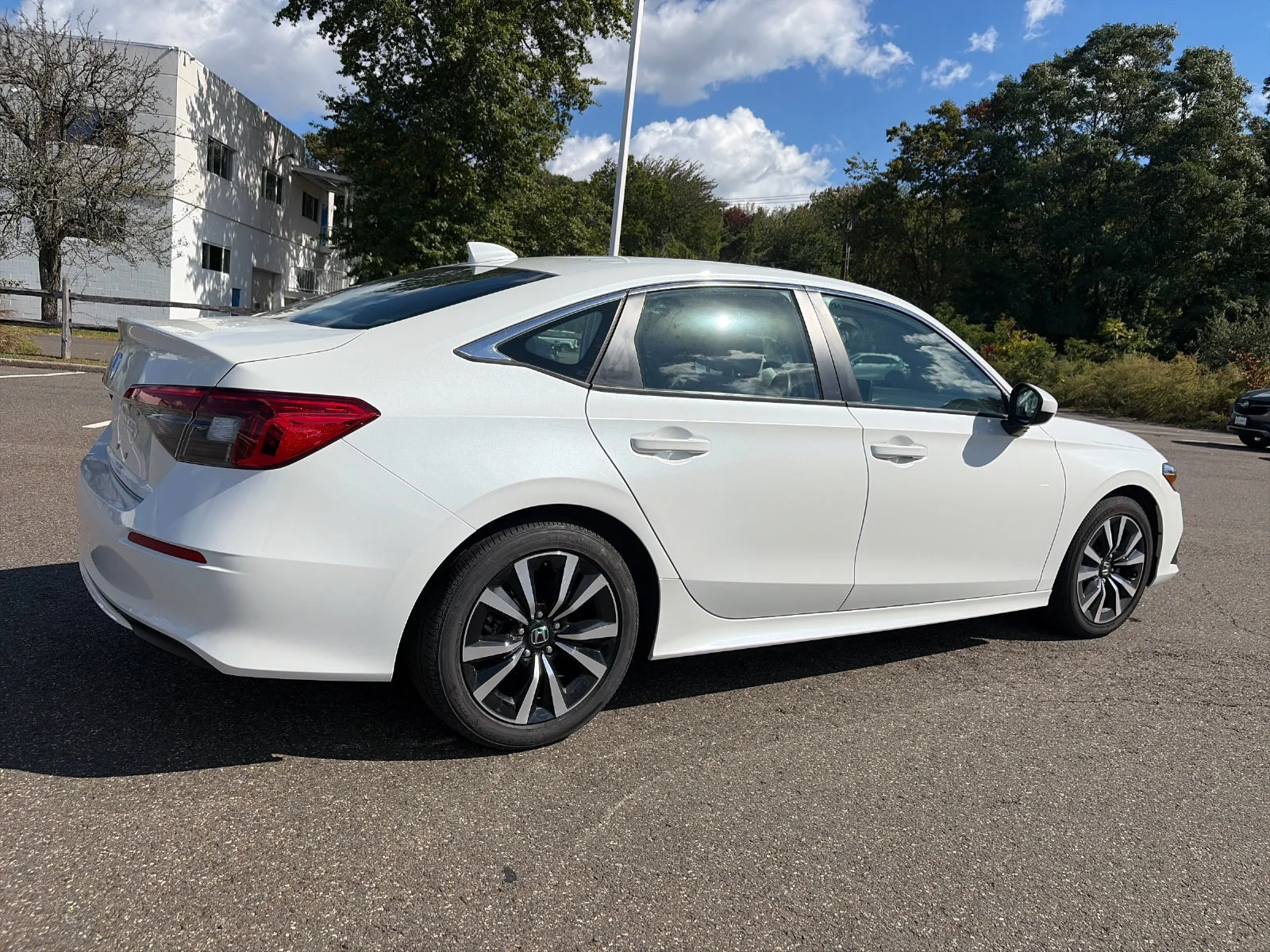 Used 2024 Platinum White Pearl Honda EX image 5