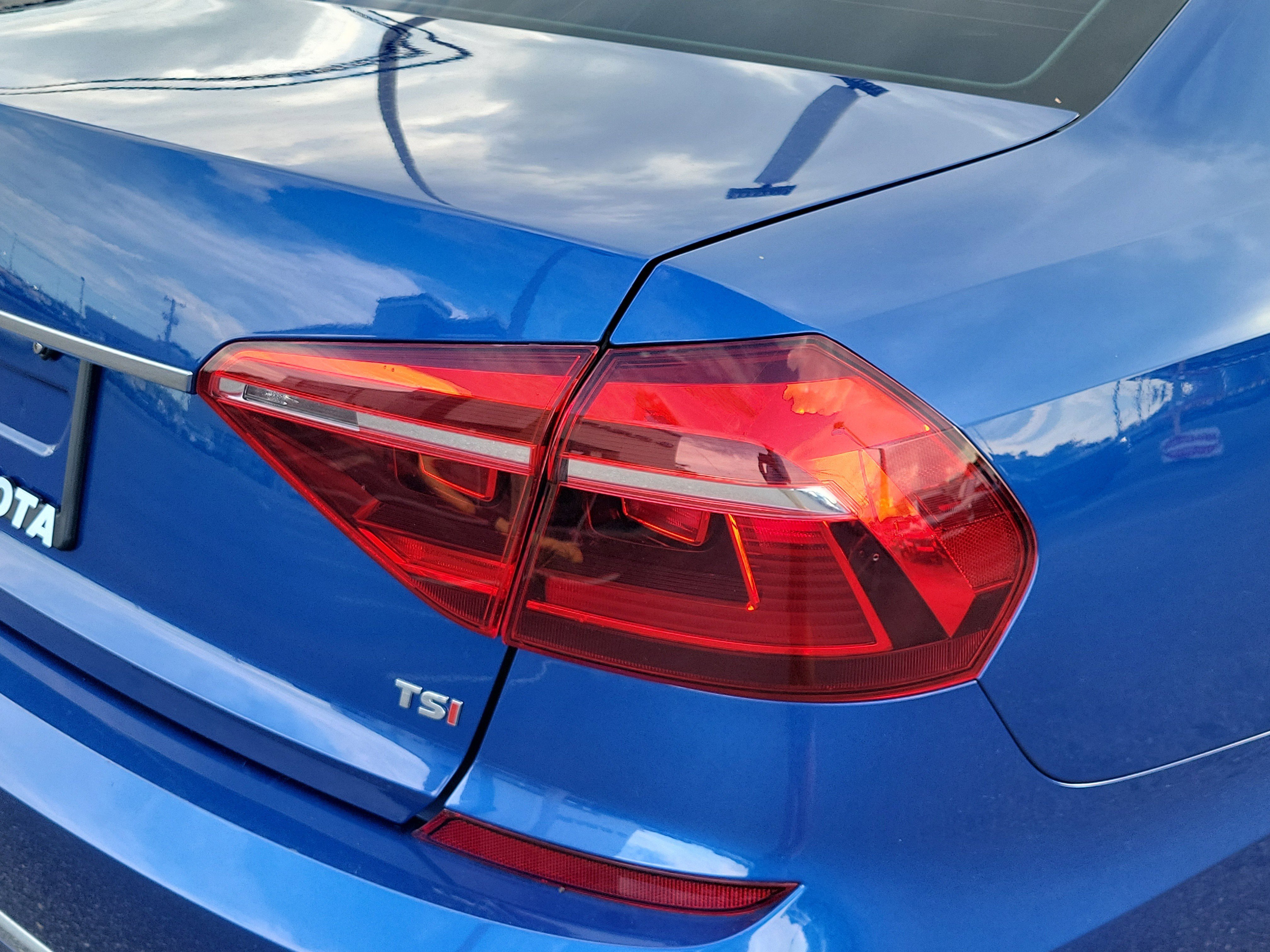 Used 2017 Reef Blue Metallic Volkswagen R-Line w/Comfort Pkg image 10