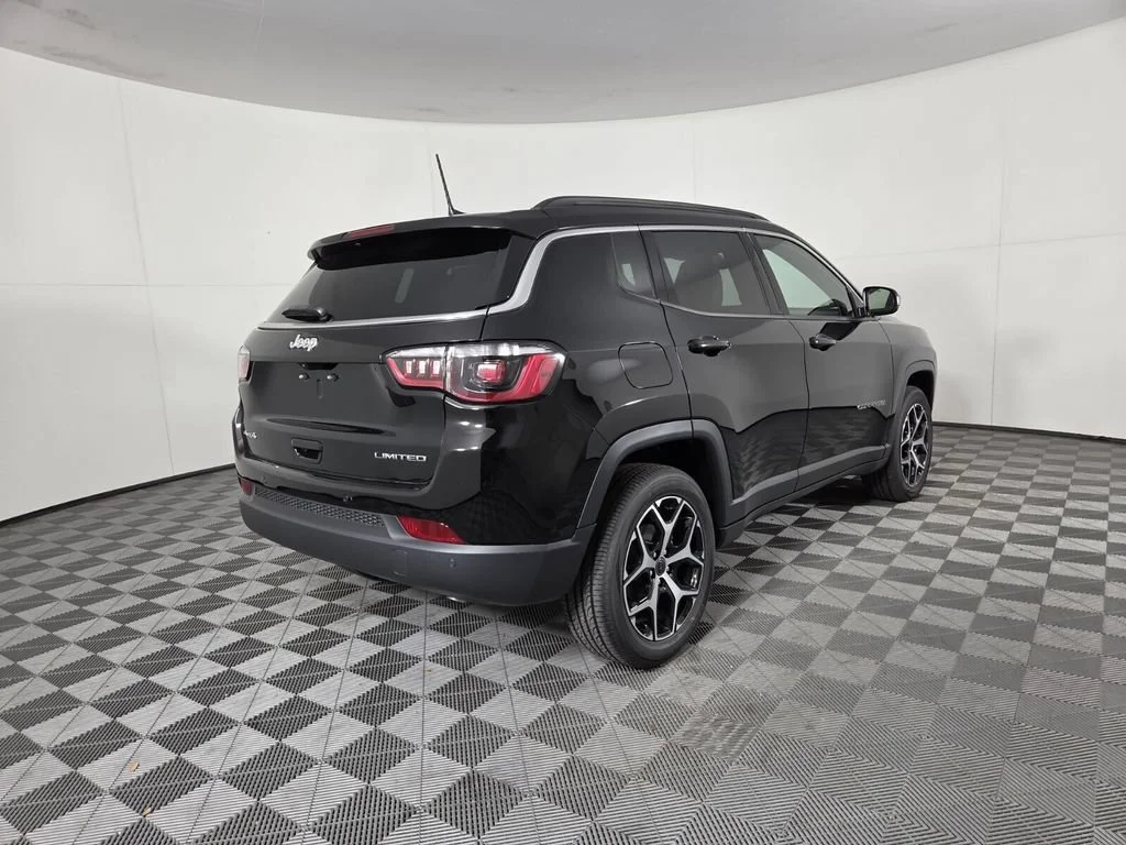 New 2026 Diamond Black Crystal Pearlcoat Jeep Limited image 5