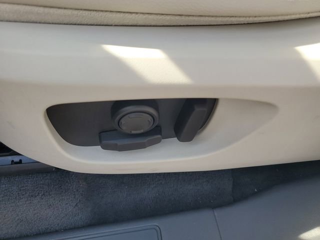 Used 2016 Silver Land Rover SE image 7