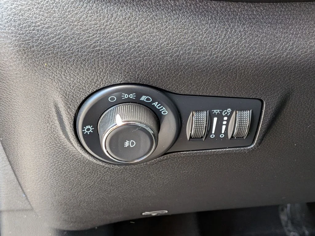 Used 2022 Gray Jeep Latitude image 15