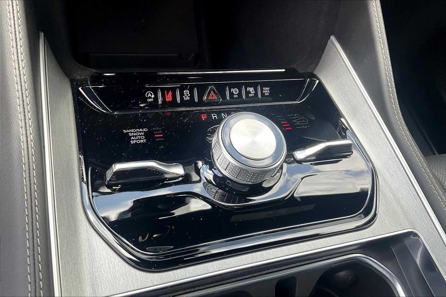 2025 Jeep Wagoneer L Series II - Photo 18