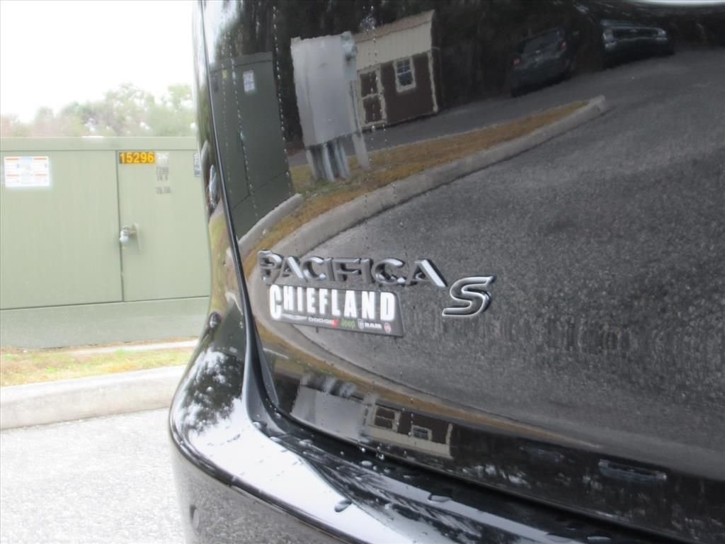 New 2026 Diamond Black Crystal Pearl-Coat Exterior Paint Chrysler Select image 8