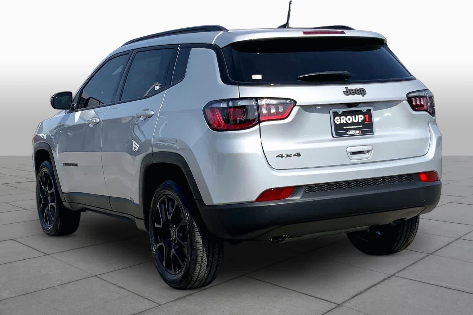 New 2026 Silver Zynith Metallic Clear-Coat Exterior Paint Jeep Latitude Altitude image 9