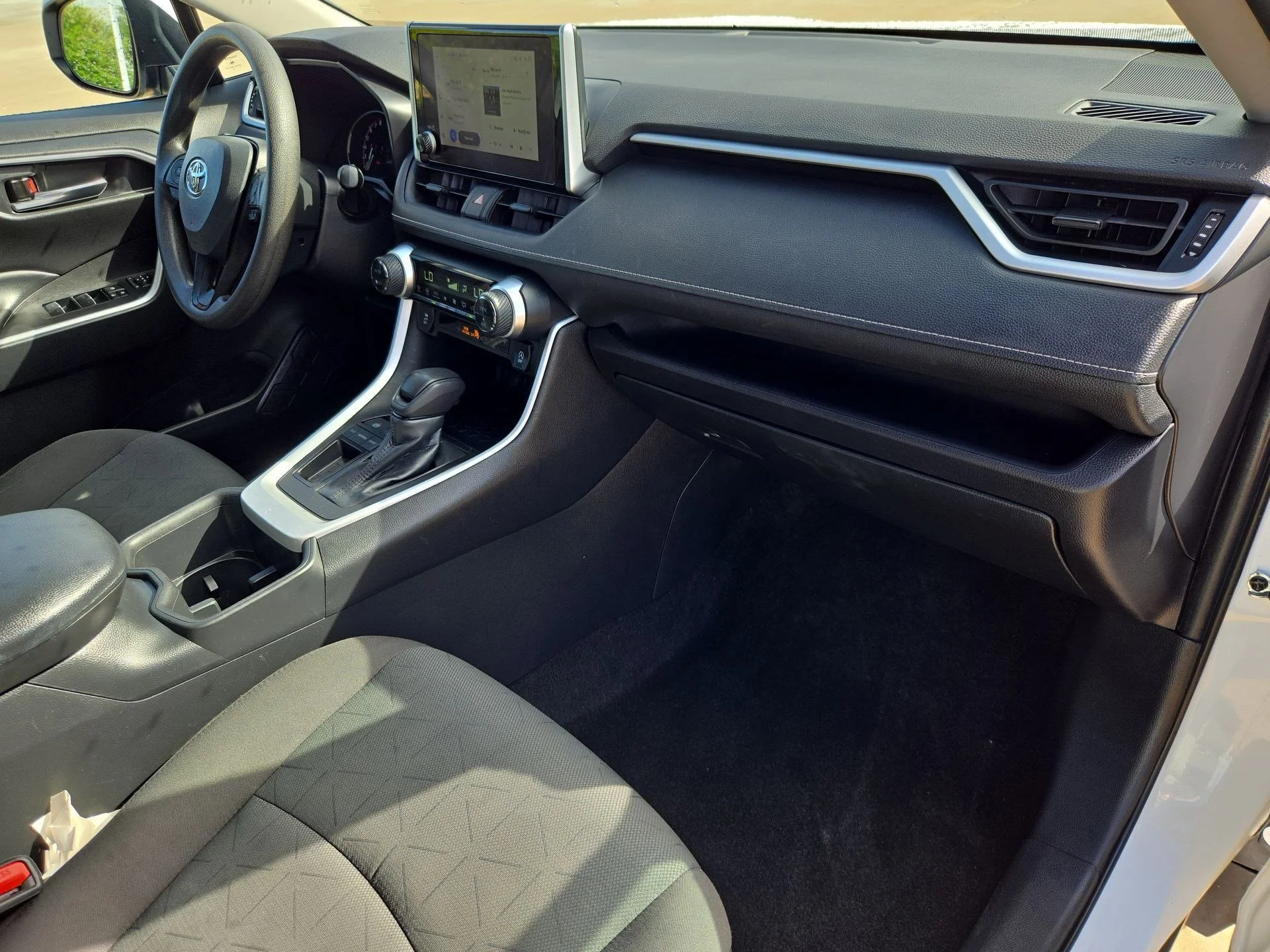 Used 2024 Wind Chill Pearl Toyota XLE image 31