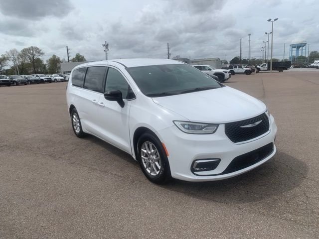 2025 Chrysler Pacifica Select's photo