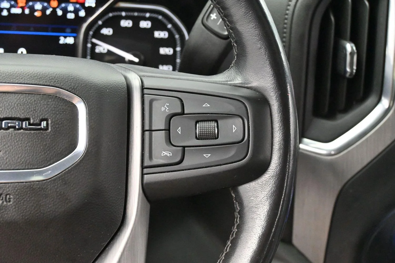Used 2022 White Frost Tricoat GMC Denali image 16