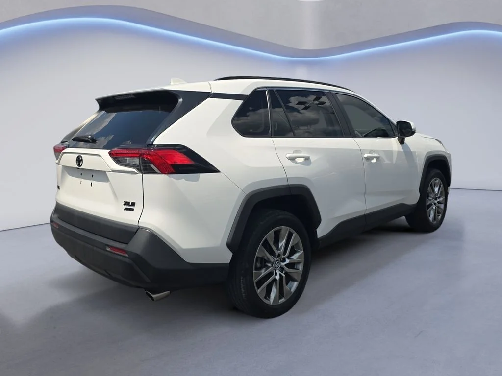 Used 2020 Super White Toyota XLE Premium image 6