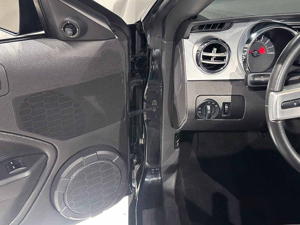 Used 2005 Black Ford  image 49