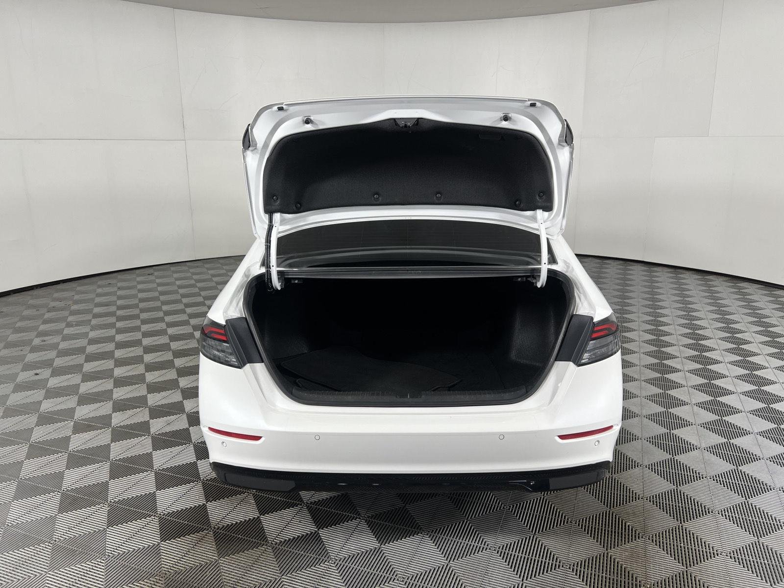 Used 2023 Platinum White Pearl Honda Touring image 28