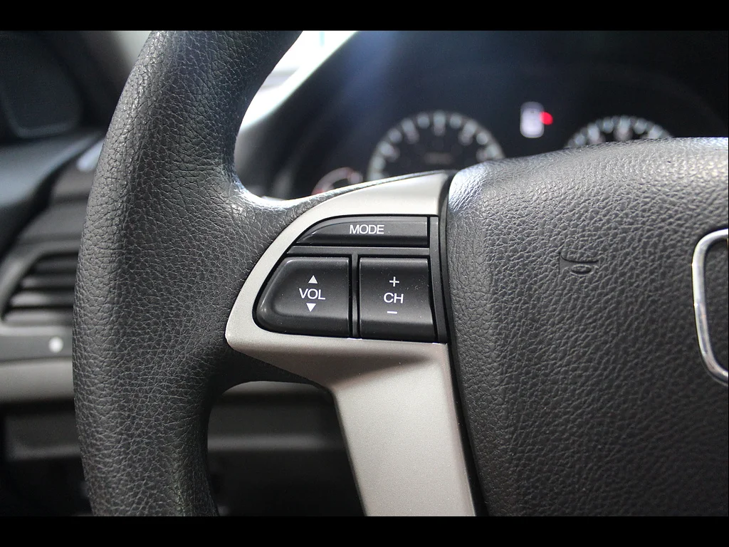 Used 2008 Alabaster Silver Metallic Honda LX image 27