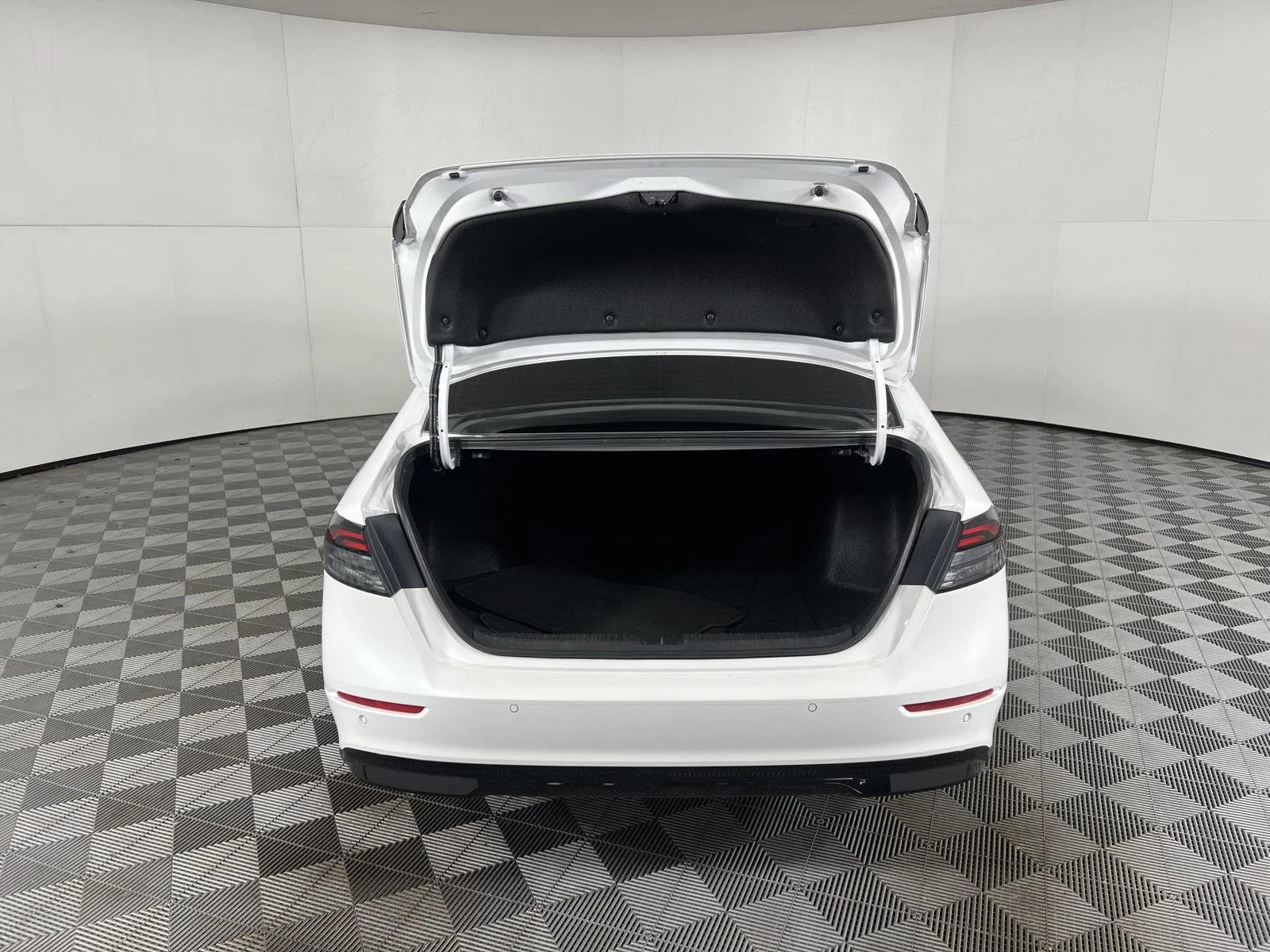 Used 2023 Platinum White Pearl Honda Touring image 28