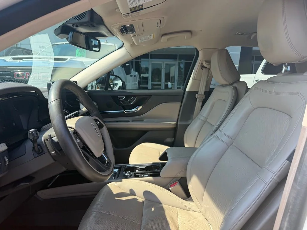 Used 2023 White Lincoln Reserve image 12