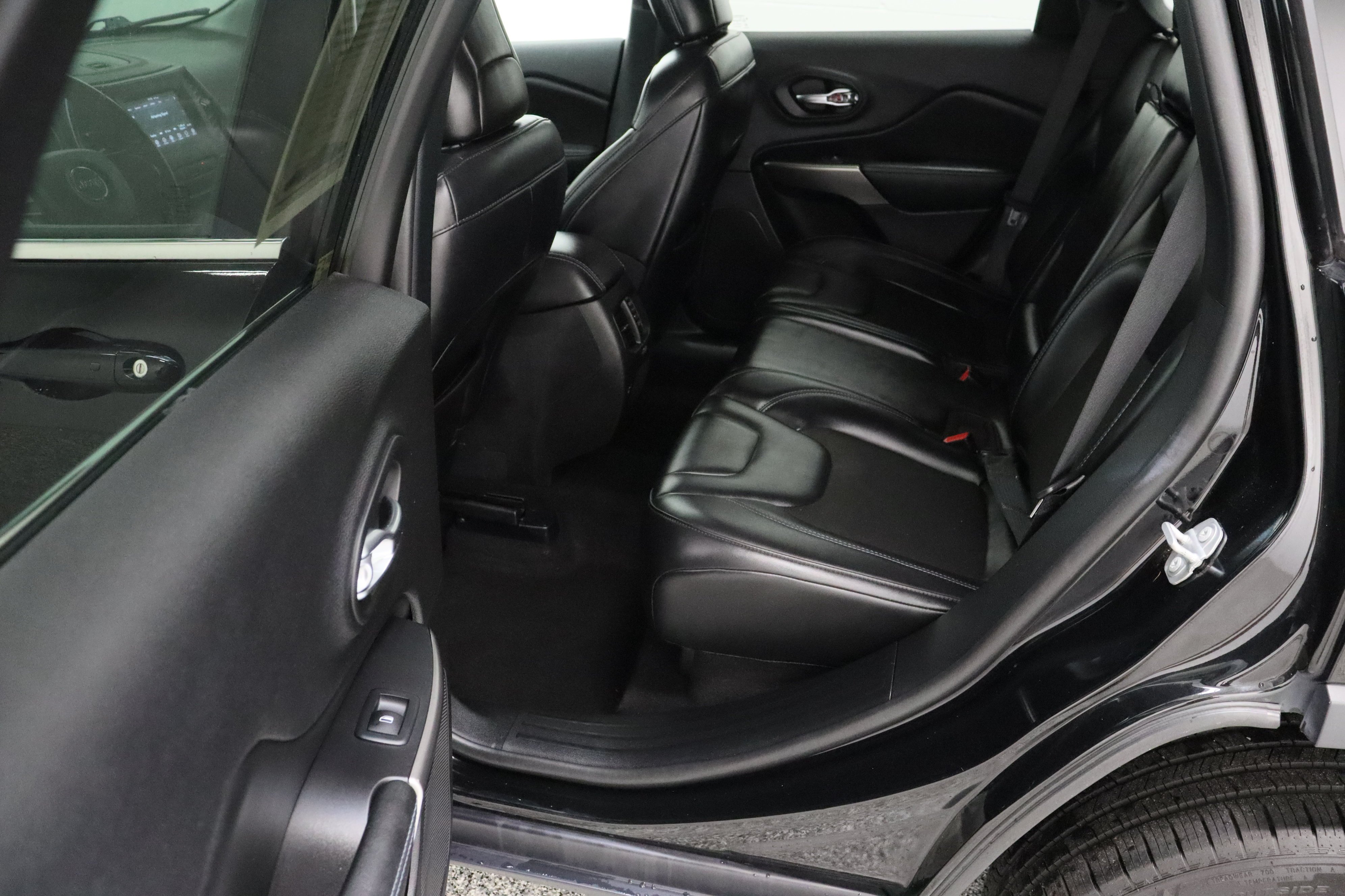 Used 2021 Diamond Black Crystal Pearlcoat Jeep Latitude Plus 2.4L image 28