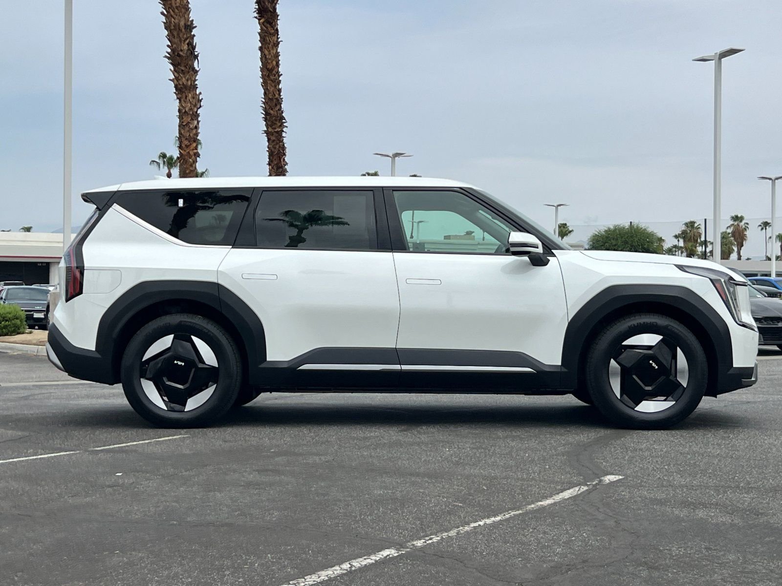 Certified Used 2024 White Kia Light Long Range image 2