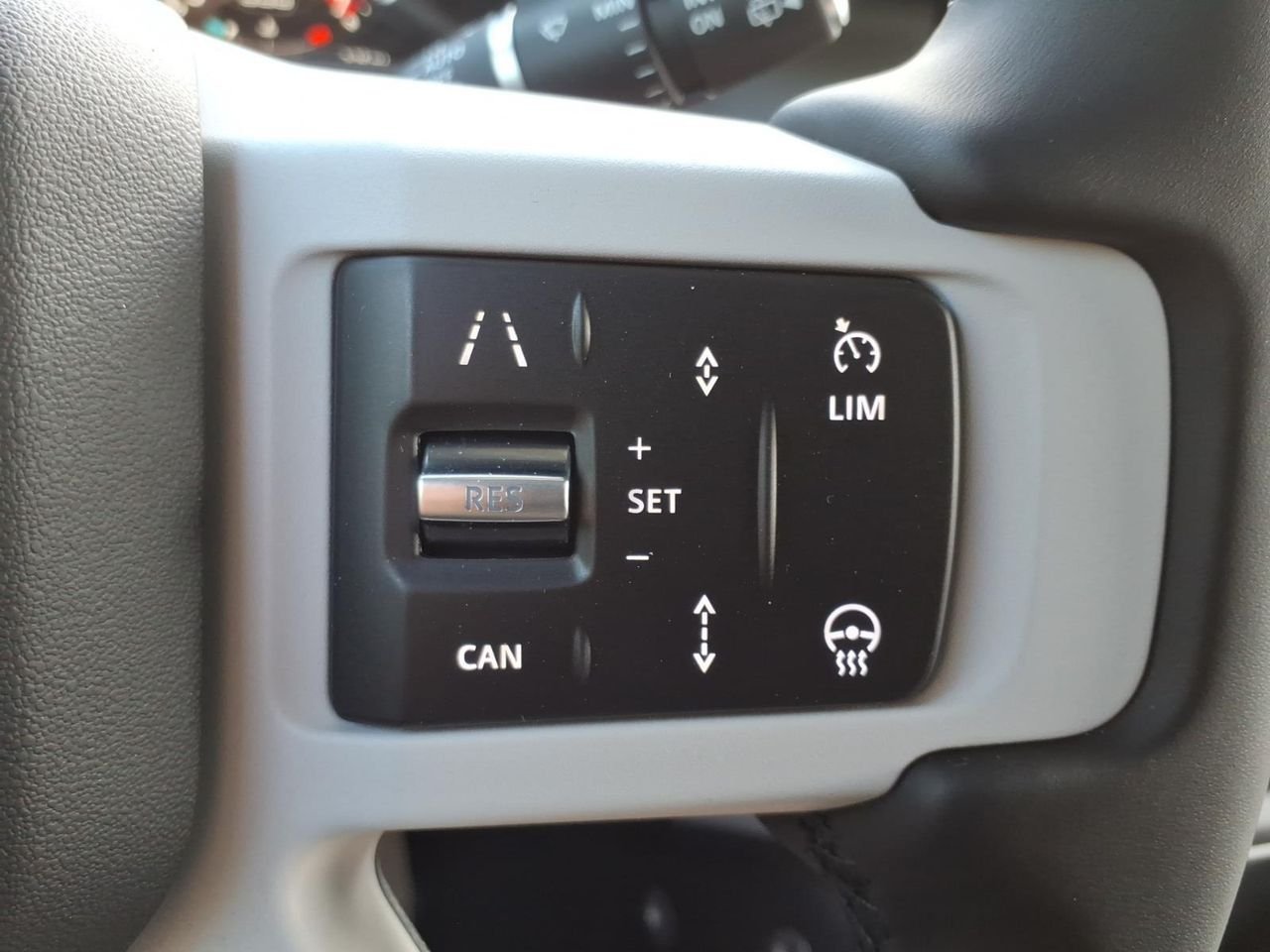 New 2026 Fuji White LAND ROVER X-Dynamic SE image 13
