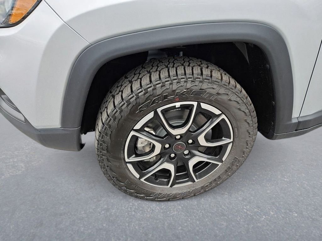 New 2026 Silver Zynith Metallic Clear-Coat Exterior Paint Jeep Trailhawk image 9