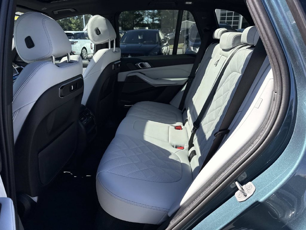 Used 2024 Blue BMW xDrive40i image 16