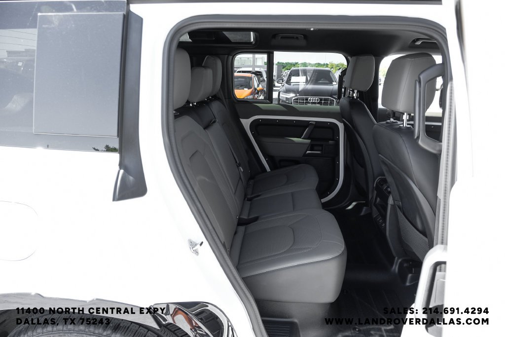Used 2025 White Land Rover X-Dynamic SE image 44