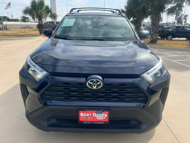Used 2023  Toyota XLE image 2