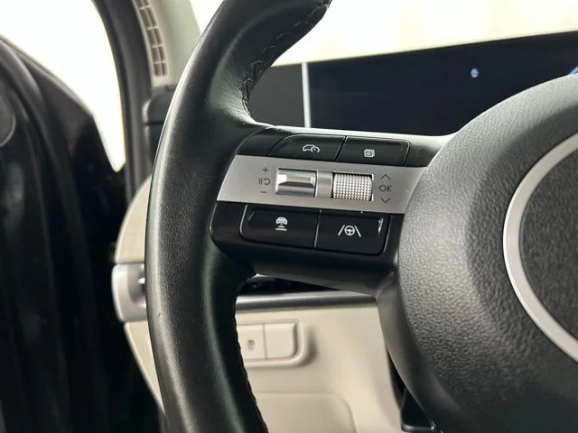 Used 2025 Black Hyundai SEL Convenience image 9