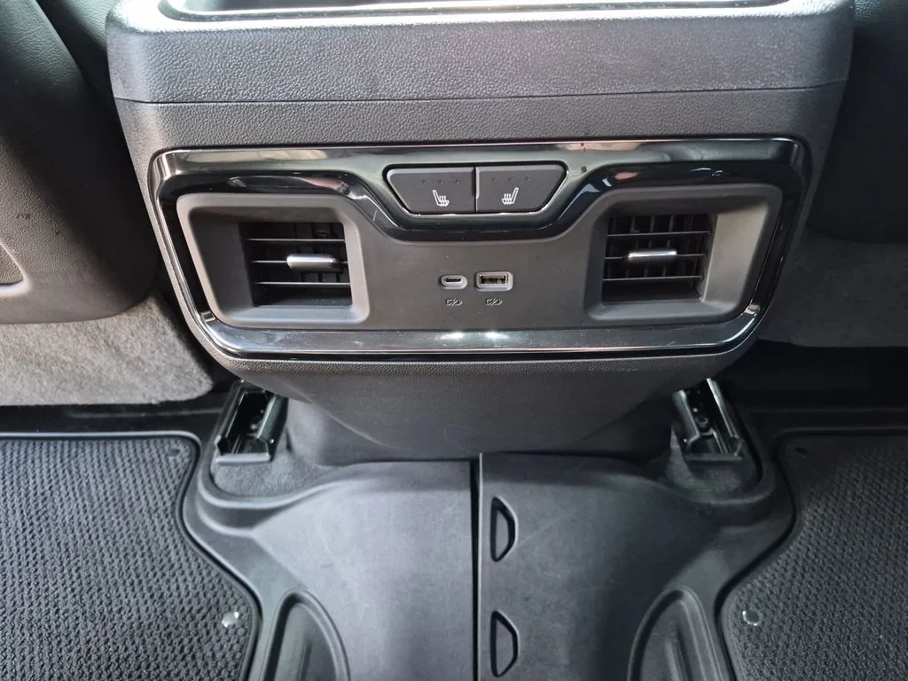 Used 2022 White GMC AT4X image 22