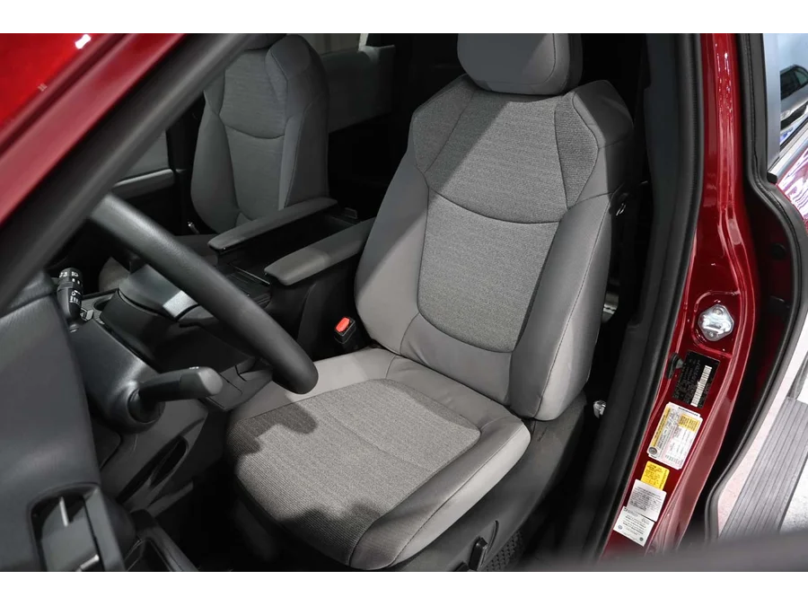 2026 Toyota Sienna LE - Photo 14