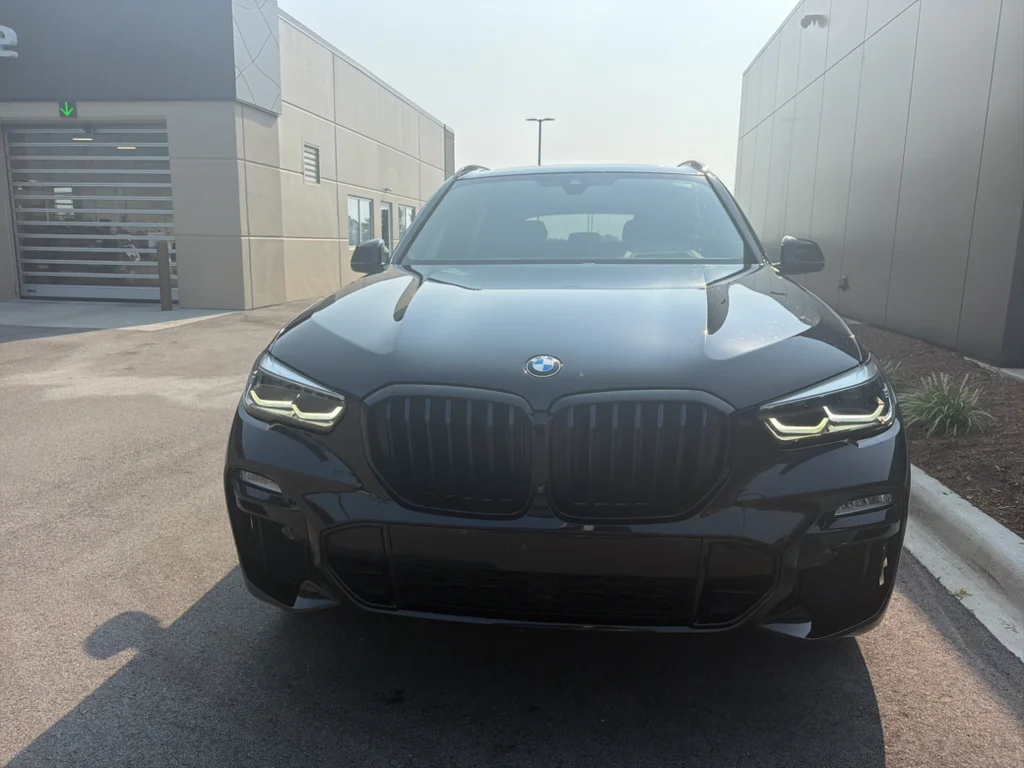 Used 2021 Black Sapphire Metallic BMW xDrive40i image 2