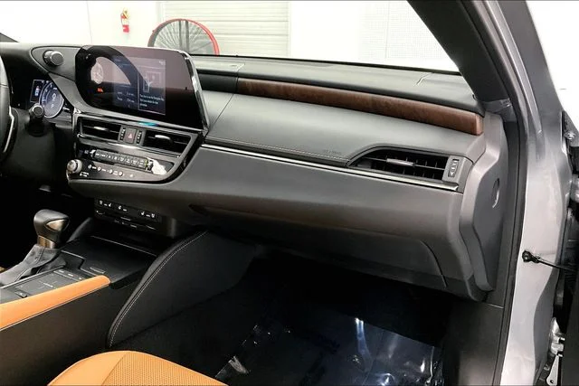 Used 2022 Iridium Lexus 350 image 18