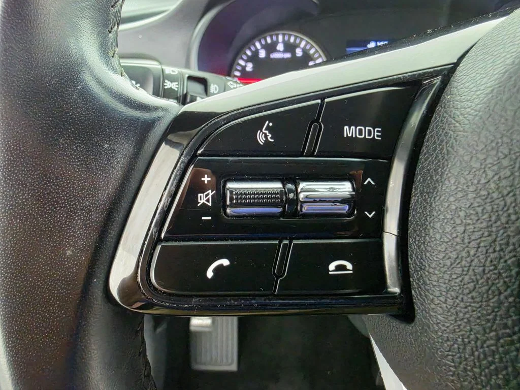 Used 2020 Black Kia S image 19