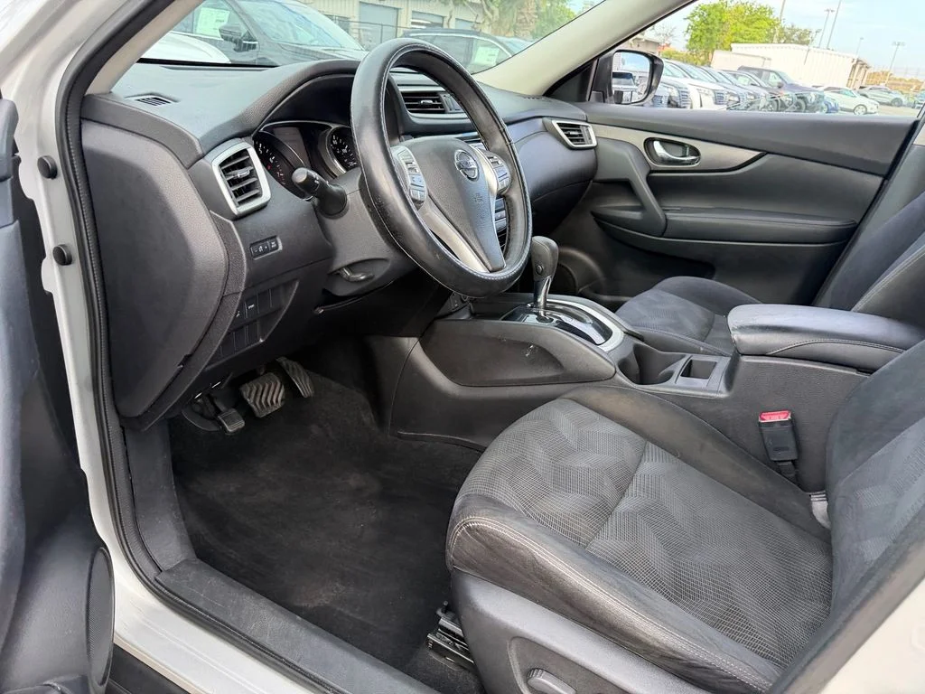 Used 2014 Silver Nissan SV image 11