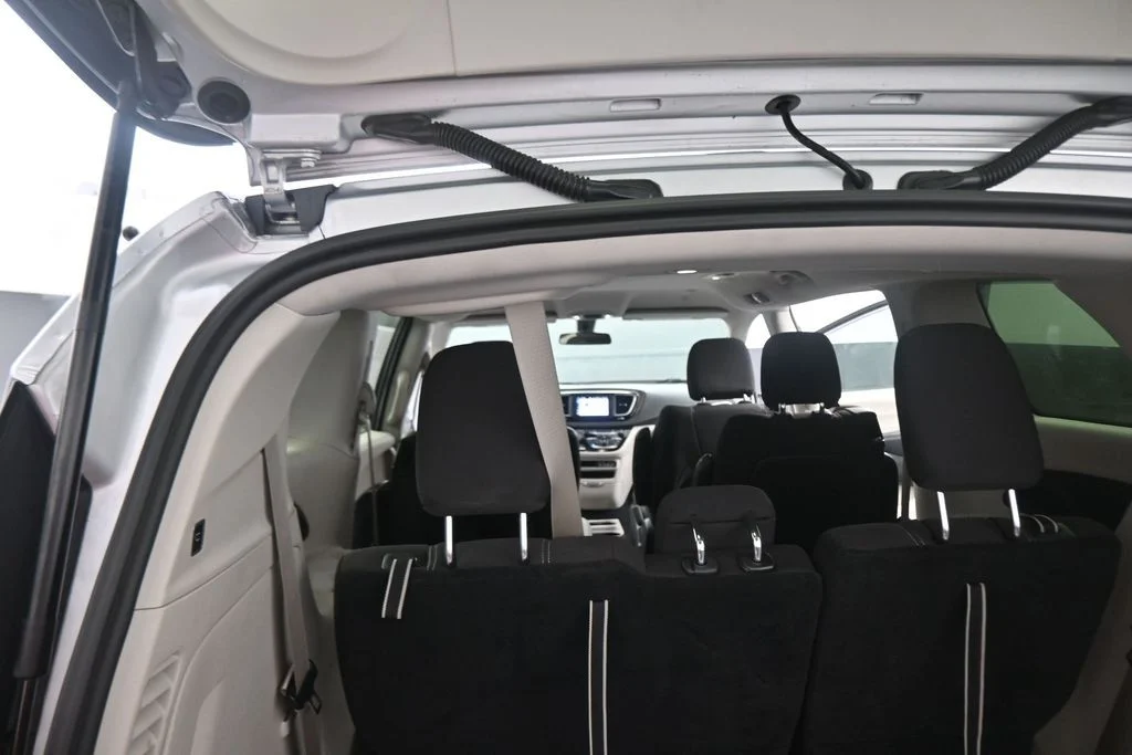 Used 2022 Silver Chrysler LX image 44