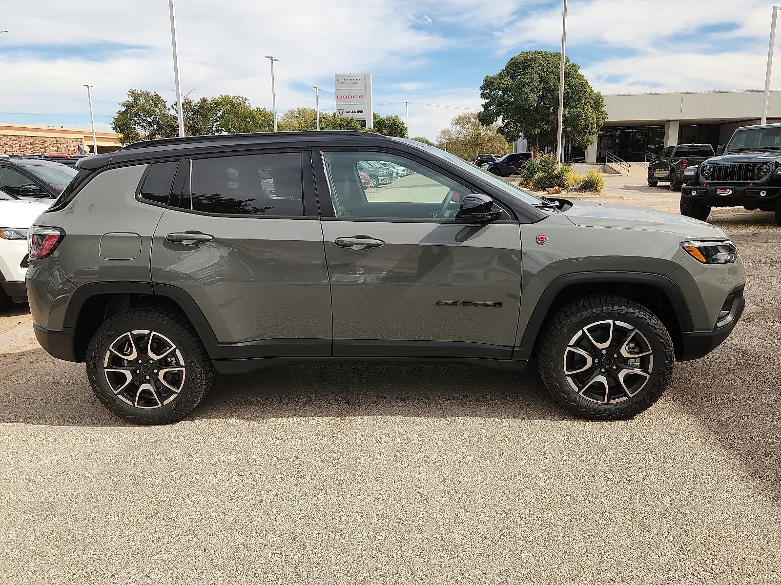 New 2027 Sting-Gray Clear-Coat Paint Jeep TRAILHAWK 4X4 image 5