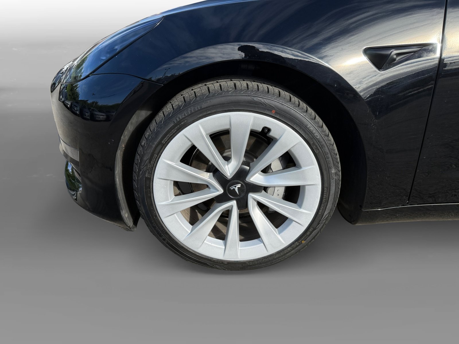 Used 2022 Solid Black Tesla Base image 9